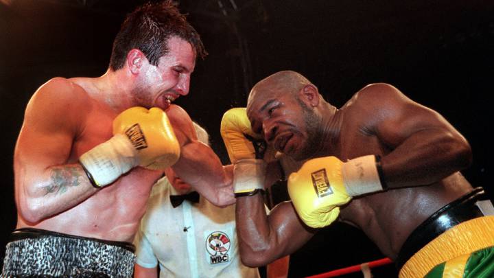 El boxeador Español Javier Castillejo lanza un golpe de izquierda al Norteamericano Keith Mullings durante el transcurso del combate en la plaza de toros cubierta de Leganés y en la que resultó vencedor a los puntos el boxeador Madrileño.