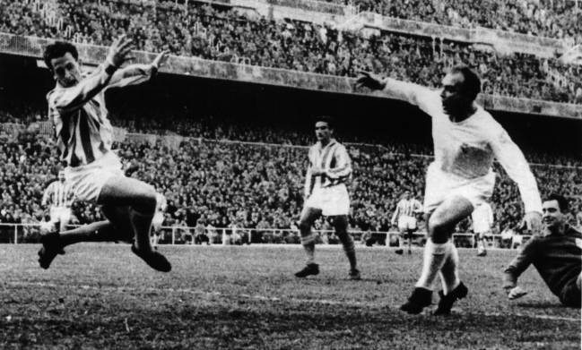 El futbolista Alfredo Di Stéfano, durante un partido con el Real Madrid en el Bernabéu, en los años 60.