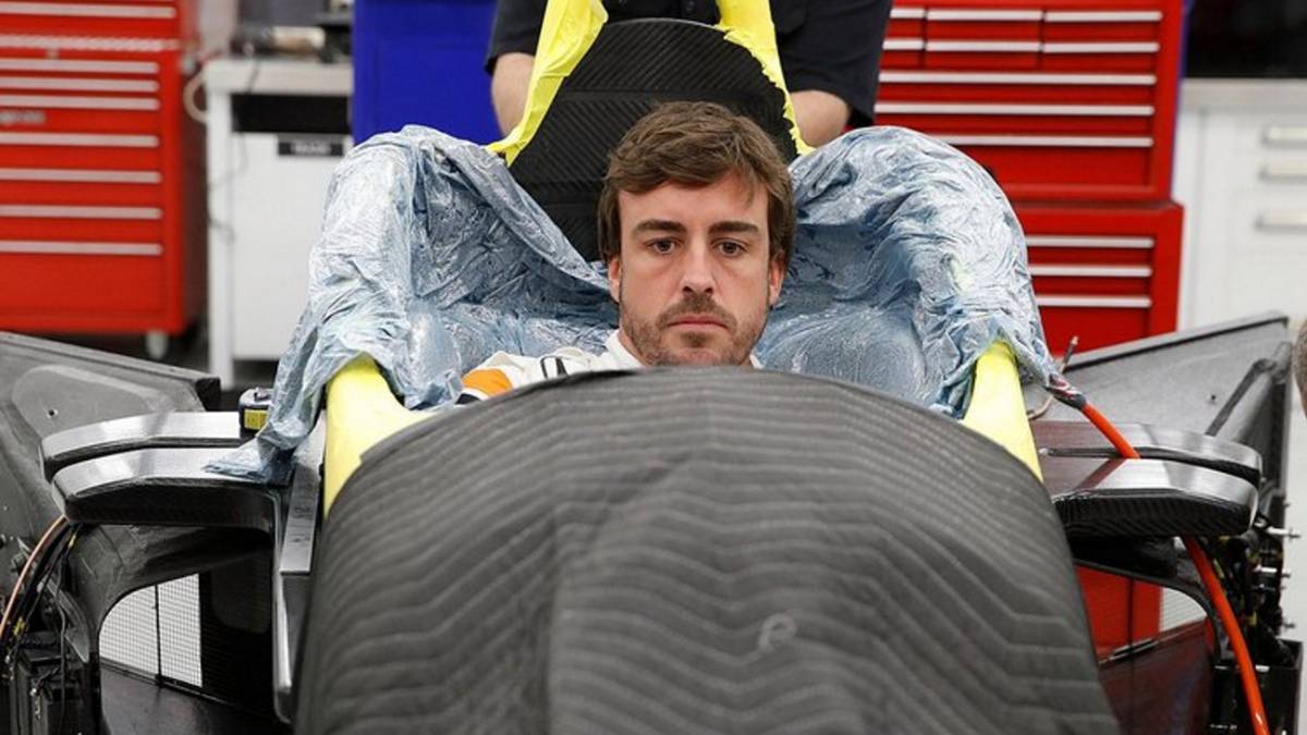 Fernando Alonso, probando el asiento del Dallara Honda.