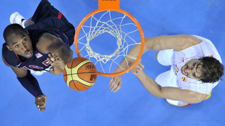 Kobe Bryant y Pau Gasol, disputando un balón en los Juegos Olímpicos de Pekín 2008.