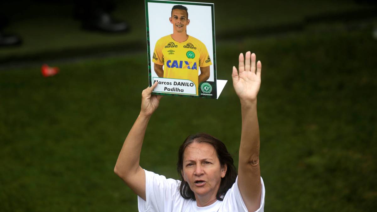 Ilaídes Padilha, madre del portero Danilo, sosteniendo una foto de su hijo Danilo.