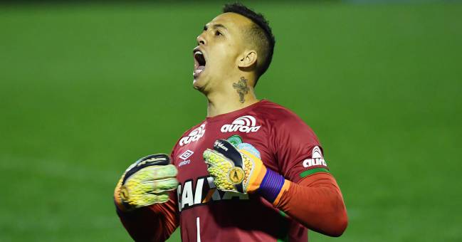 El guardameta Danilo, tras parar un penalti a Independiente en la Copa Sudamericana de 2016.