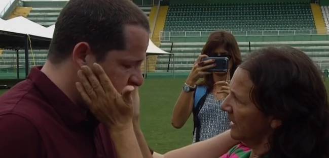 La madre de Danilo, el fallecido portero de la Chapecoense, consuela al reportero Guido Nunes, del SporTV.