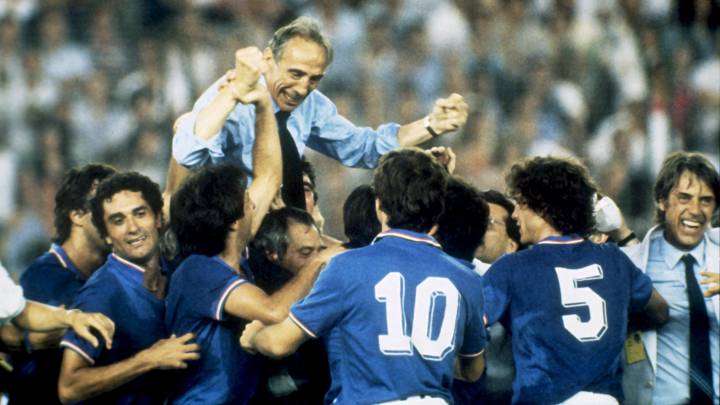 El entrenador de la seleccion italiana Enzo Bearzot celebrando la consecucion del Mundial de España de 1982.