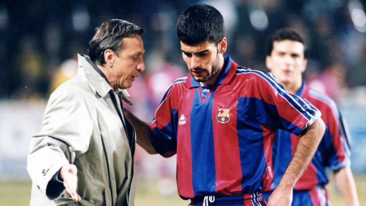 Johan Cruyff, dando instrucciones a Pep Guardiola.