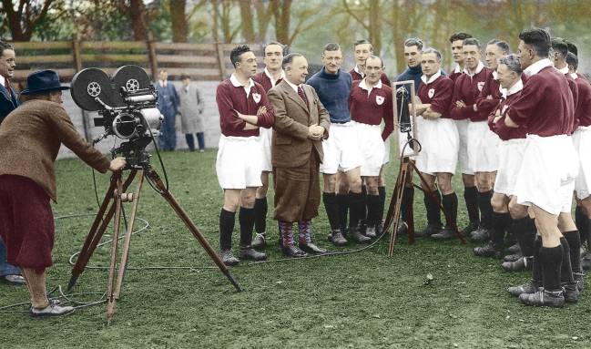 Herbert Chapman posando con sus jugadores diez días antes de la final de la Copa Inglesa.