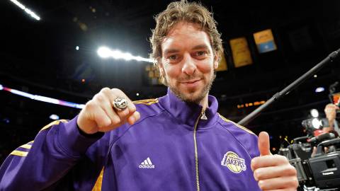 Pau Gasol, con el anillo de campeón de la NBA.