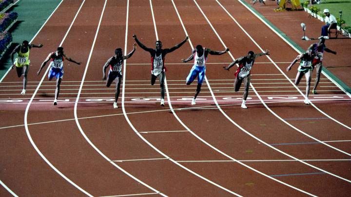 Carl Lewis celebrando su triunfo en los 100 metros del Mundial de Atletismo de Tokyo, 1991.