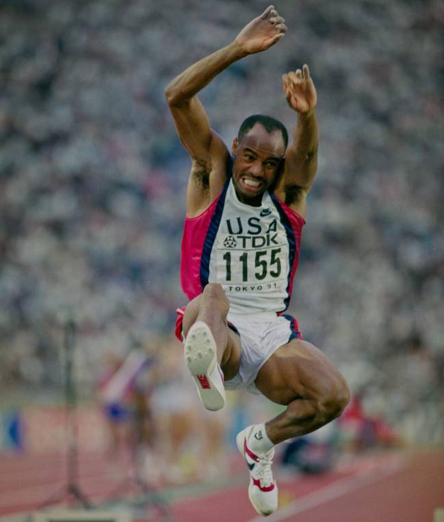 Mike Powell, saltando durante el Mundial de Atletismo de Tokyo, en 1991.