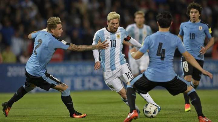 Lionel Messi durante un partido entre Argentina y Uruguay.