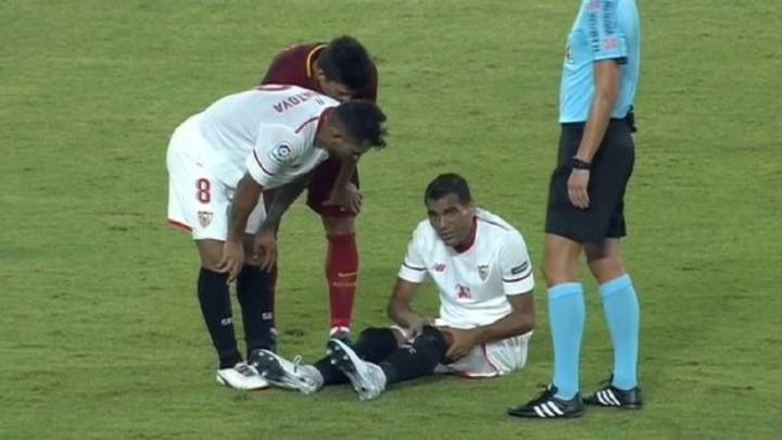 Gabriel Mercado cae lesionado en el amistoso entre Sevilla y Roma.