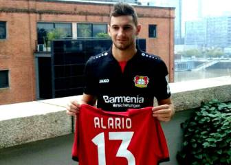 Alario posa con la camiseta del Leverkusen sin permiso de River