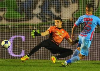 Arsenal remonta con diez y deja a Banfield sin ser segundo