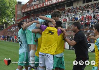 Colón remonta y sigue arriba