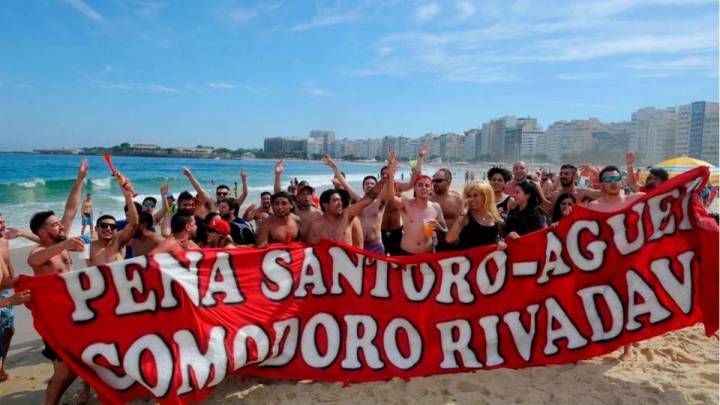 Hinchas del 'Rojo' toman las playas de Rio de Janeiro