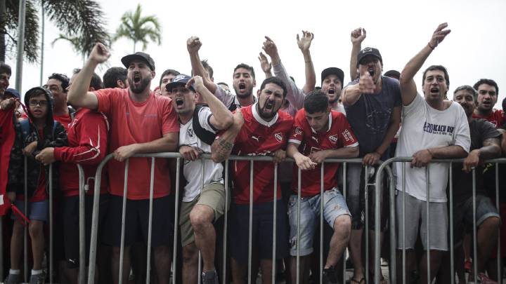 Hinchas de Independiente de Avellaneda recibiendo a su equipo a su llegada al hotel de concentración en Río de Janeiro.