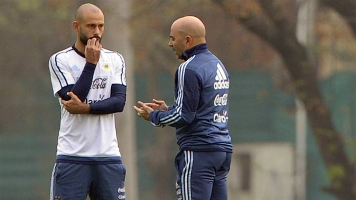 Mascherano durante una charla con Jorge Sampaoli en un entrenamiento con Argentina.