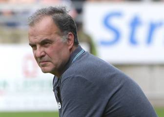 Bielsa orders Leeds players to collect rubbish for three hours
