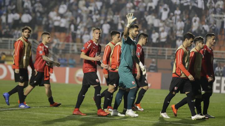 El equipo de Holan clasificó la siguiente ronda de la Libertadores en un partido que terminó suspendido por importantes disturbios entre aficionados y policía.