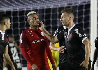 Maxi López se enoja en Brasil: ¡Cachetada tras marcar!