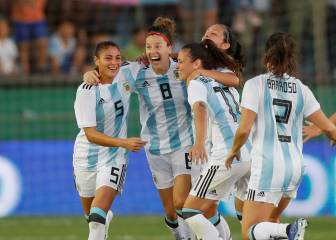 Argentina golea a Panamá y se acerca al Mundial de Francia