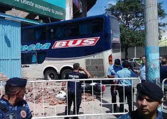 El micro de Unión choca con una pared y lesiona a un policía