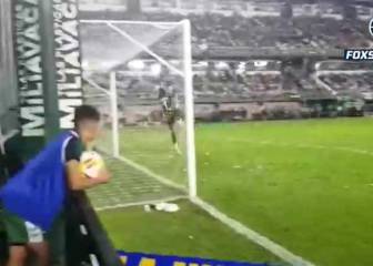 Quintero estuvo a punto de hacerlo de nuevo: tiro libre para reventar el travesaño