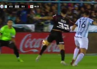 Polémica en puerta: Abal no vio un evidente penal a Scocco