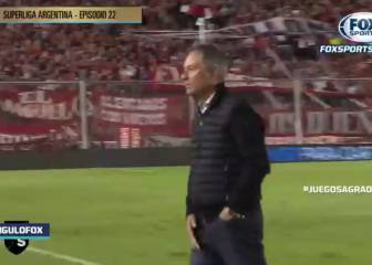 Feo gesto de Holan: se tomó los genitales e insultó a un hincha