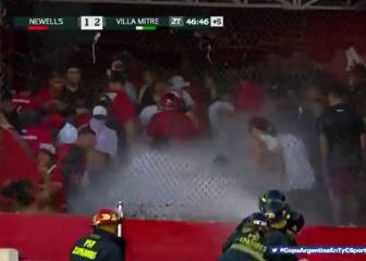¡Hasta un inodoro lanzaron al campo los hinchas de Newell's!