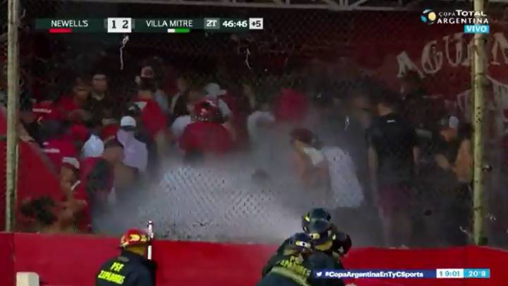 ¡Hasta un inodoro lanzaron al campo los hinchas de Newell\'s!