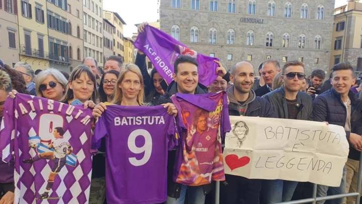 Batistuta, homenajeado por los hinchas de la Fiorentina