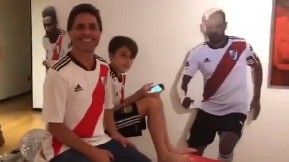 la insolita promesa que cumplio un hincha de river - gigantografias de fortnite