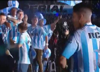 Cristaldo hizo su show con la panza al aire en la celebración