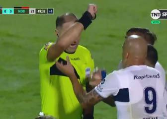 El penal que señaló Pitana en el último suspiro para Newell's