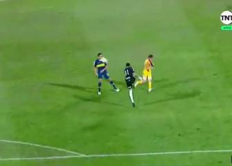 La jugada cómica: pelotazo de Andrada a Izquierdoz en la cara y Central se pierde el primero