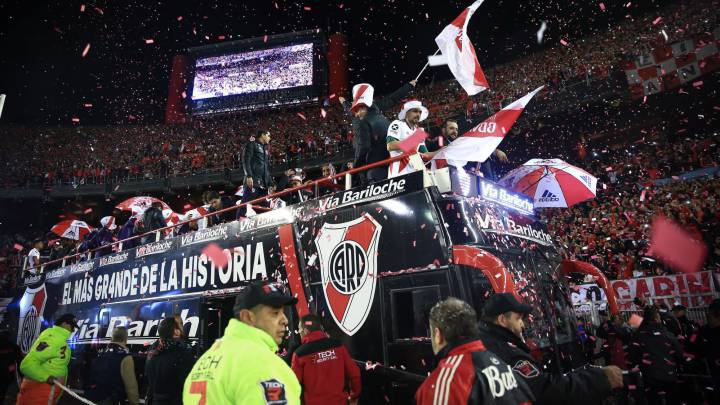 "El más grande de la historia" rezaba el lema del bus con el que el plantel de River Plate dio la vuelta al terreno de juego y festejó el título con los aficionados.