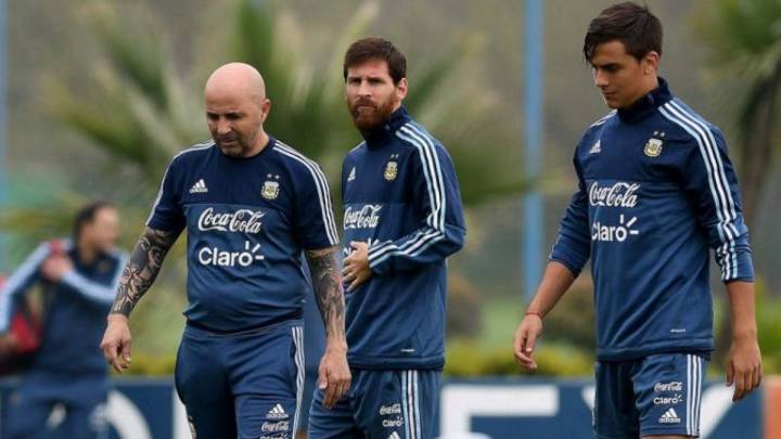 Jorge Sampaoli, Leo Messi y Paulo Dybala, con la selección de Argentina.