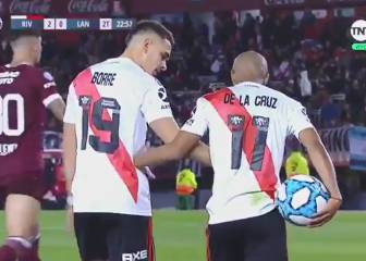 De la Cruz aparta a Borré del balón y luego lanza así el penal
