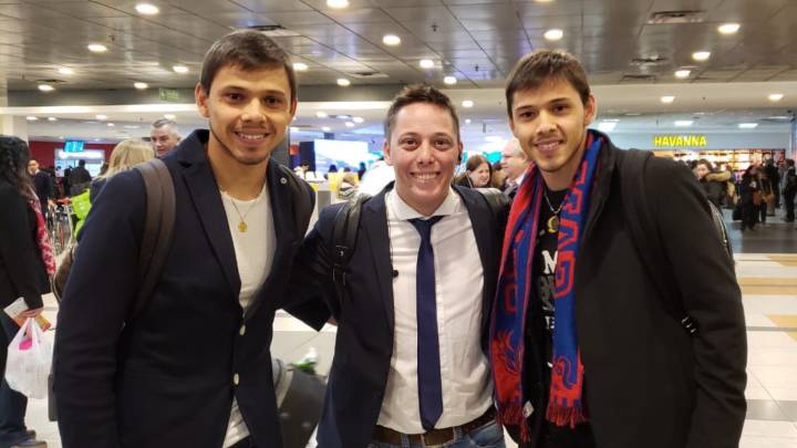 Pizzi Sonrie Los Hermanos Romero Ya Estan En Buenos Aires As Argentina