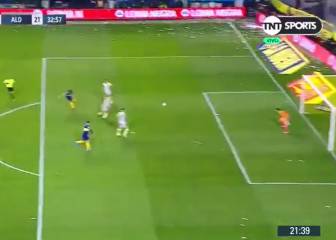 Primer balón que toca y se inventa esto: Salvio maravilla