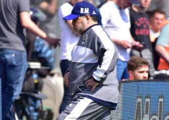 Maradona debuta cayendo