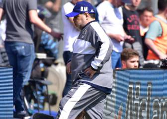Maradona debuta cayendo