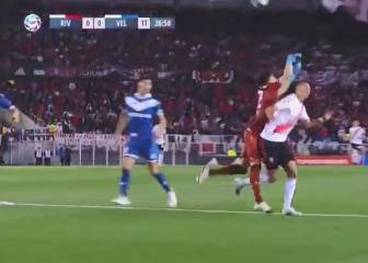 ¿Fue penal? Hoyos se llevó puesto a Matías Suárez, pero Merlos no pitó nada