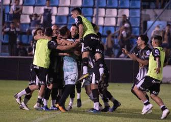 Estudiantes lo empató en el final y pasó en los penales