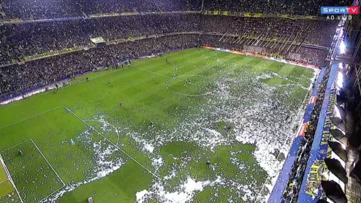 ¡Lluvia de papelitos! La hinchada de Boca retrasa el inicio del partido en la Bombonera