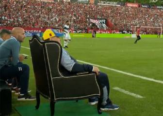 Maradona volvió a Newell's y dirigió sentado en un trono