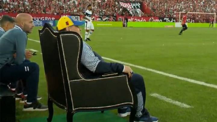 Maradona Volvio A Newell S Y Dirigio Sentado En Un Trono As Argentina