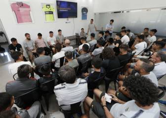 De grandes a chicos: la charla de los volantes centrales de Boca