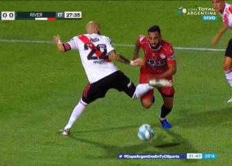 Antes de los goles, Central Córdoba pidió penal de Pinola